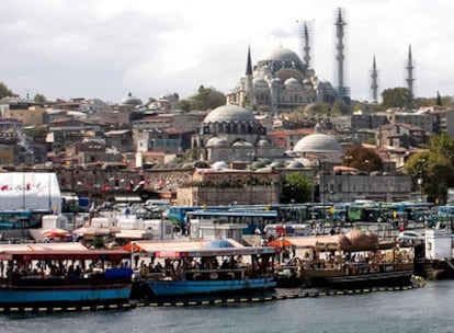 Vista de Estambul con la Mezquita de Soliman El Magnifico al fondo, desde el puente Galata