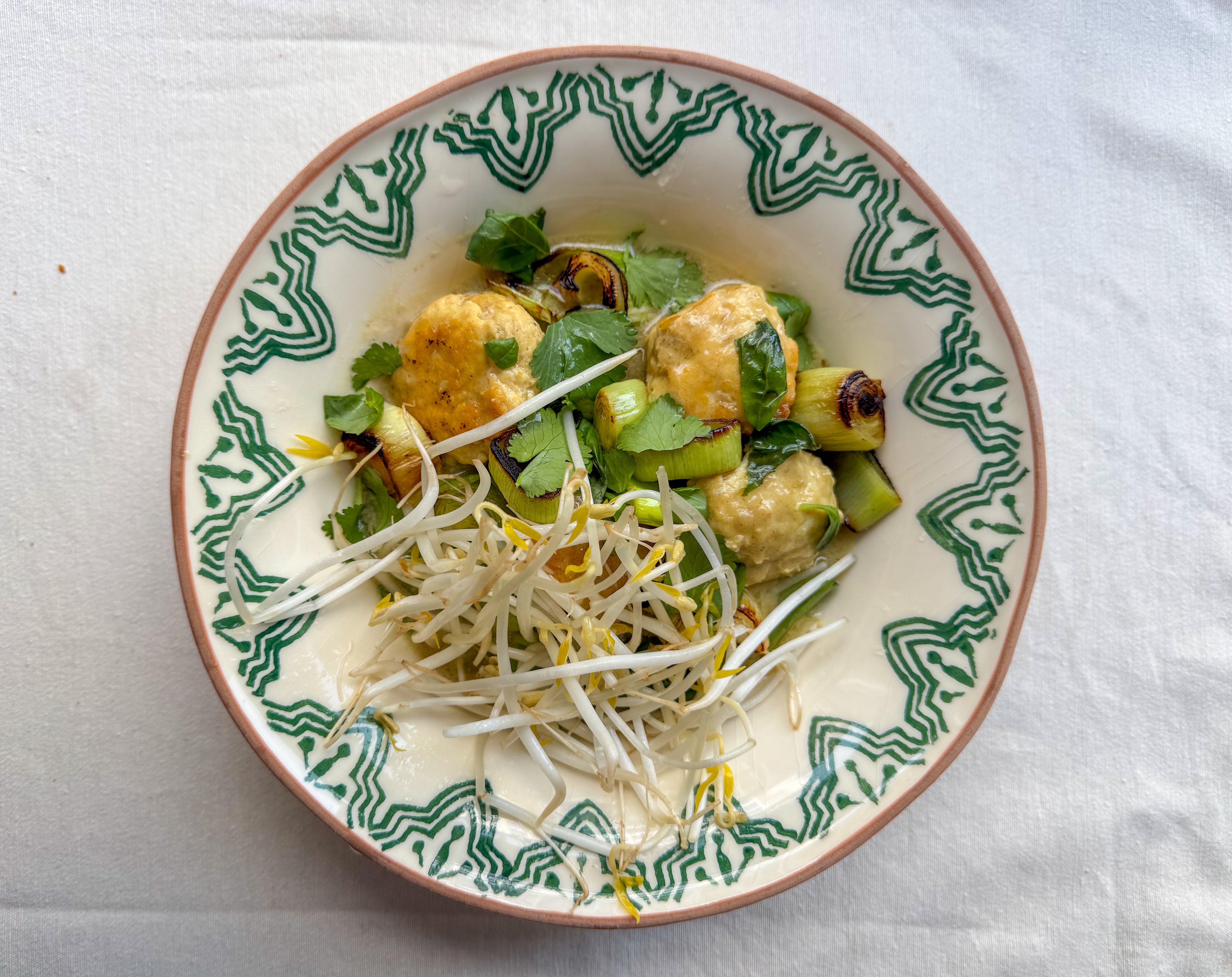 Albóndigas de pollo con salsa de curry verde