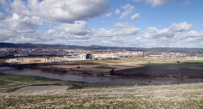 Vista de Córdoba, desde los terrenos del Arenal de la Fuensanta. 