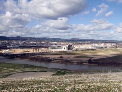Vista de Córdoba, desde los terrenos del Arenal de la Fuensanta. 