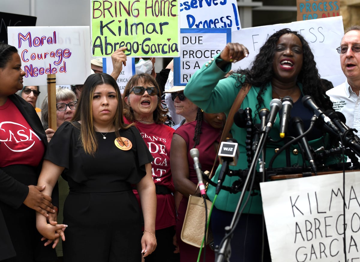 El salvadoreño Kilmar Abrego García podrá seguir en Estados Unidos al menos hasta octubre