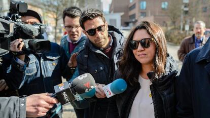 La dona de Puigdemont, Marcela Topor, arriba a la presó de Neumünster (Alemanya).