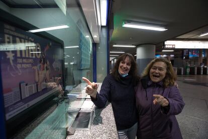 Empleadas de la administración de la estación de Atocha celebran el 44469 correspondiente al segundo premio del Sorteo del Niño. 