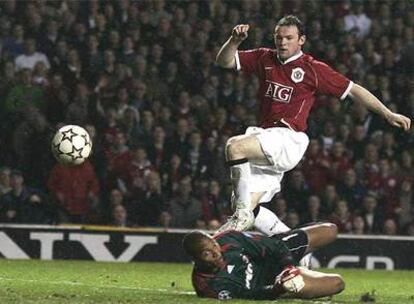 Rooney supera a Dida y marca el segundo gol del Manchester.