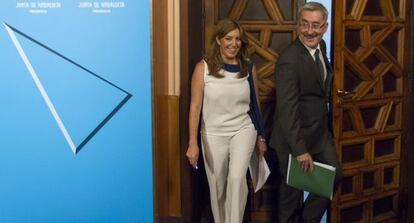 La consejera de Presidencia, Susana Díaz, y el consejero de Economía, Antonio Ávila, ayer tras el consejo de Gobierno extraordinario.