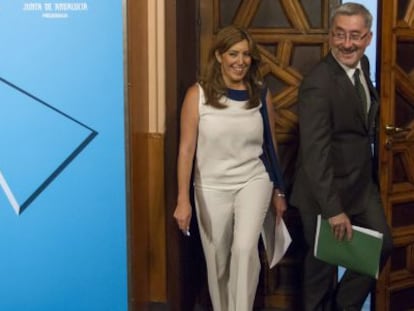 La consejera de Presidencia, Susana D&iacute;az, y el consejero de Econom&iacute;a, Antonio &Aacute;vila,  ayer tras el consejo de Gobierno extraordinario.