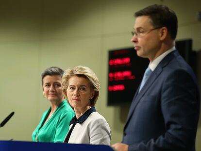 Desde la izquierda, Vestager, Von der Leyen y Dombrovskis.