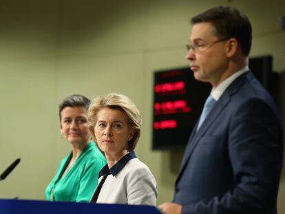 La presidenta de la Comisión Europea, Ursula von der Leyen (centro), con los vicepresidentes ejecutivos Margrethe Vestager y Valdis Dombrovskis, en una comparecencia el día 13 en Bruselas.