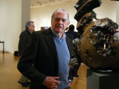 El escultor Vicente Larrea junto a una de las obras expuestas en el Museo de Bellas Artes.