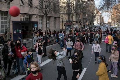 Corte de tráfico este viernes frente al colegio Dovella (Barcelona) para pedir la pacificación de las zonas escolares y la reducción de la contaminación.