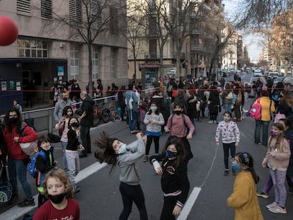 Corte de tráfico este viernes frente al colegio Dovella (Barcelona) para pedir la pacificación de las zonas escolares y la reducción de la contaminación.