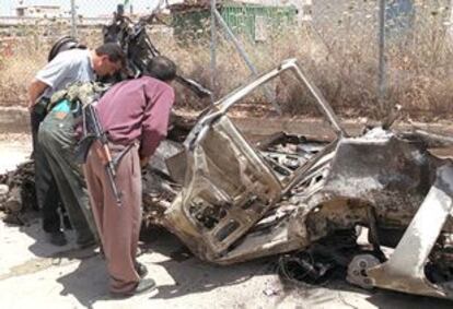 La policía palestina inspecciona los restos del coche del dirigente de Al Fatah.