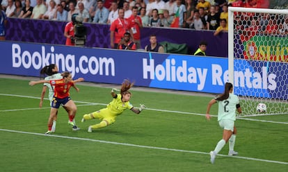 Esther González marca el primer tanto de la selección española. 