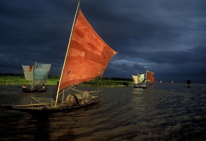 Un velero pescando. Daulatdia, Bangladesh, 2001.

