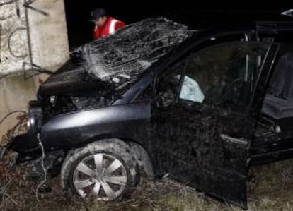 Efectivos de la Policia Foral realizan el atestado de un accidente de tráfico ocurrido ayer en el término municipal de Lizoain.