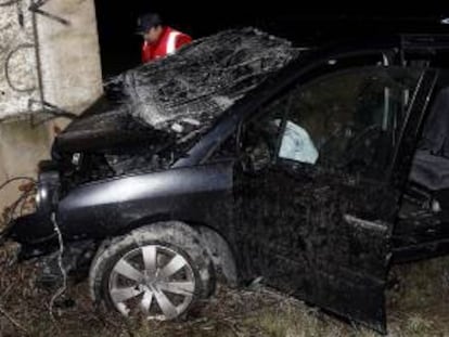 Efectivos de la Policia Foral realizan el atestado de un accidente de tráfico ocurrido ayer en el término municipal de Lizoain.
