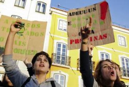 Un grupo de estudiantes universitarios gritan consignas durante una manifestación en contra del recorte de gastos universitarios, en Lisboa, el pasado jueves. EFE/Archivo