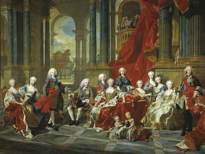 'La familia de Felipe V' (1743), de Louis-Michel Van Loo. En el cuadro aparecen el rey español de la dinastía borbónica y su segunda esposa, Isabel de Farnesio, que centra la composición. A su lado, sus descendientes, los futuros Fernando VI -hijo del primer matrimonio del soberano- y Carlos III.