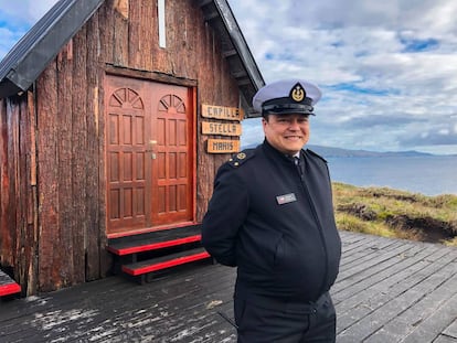 Andrés Morales, alcalde del cabo de Hornos, ante la capilla que hay en la isla, junto al faro.