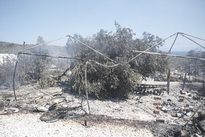 Los restos de una carpa en el campamento de Moria tras el incendio de la noche entre el 8 y el 9 de septiembre.