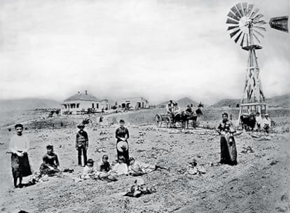 José Mascarel, un capital francés, vendió su barco y se compró 16 hectáreas de tierra para levantar su rancho en este lugar que es hoy Hollywood. Posa con su familia en 1896. ( Del libro 'Los Angeles, portrait of a city', editado por Taschen)