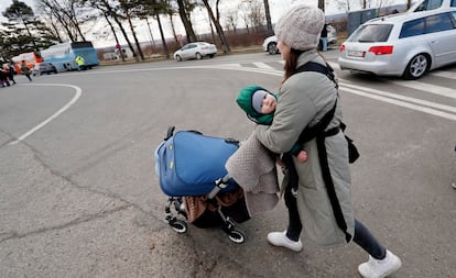 Una mujer y su bebé llegan al cruce fronterizo de Siret con Rumanía.