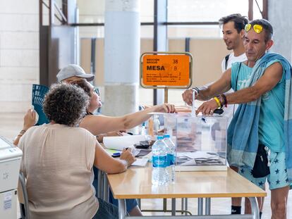 Votaciones en un colegio electoral de Valencia, este domingo.
