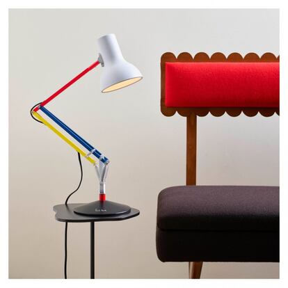 La mítica lámpara Anglepoise Type 75 reinterpretada por Paul Smith en colaboración con sir Kenneth Grange, con un toque posmoderno. <a href="https://www.tattahome.com/en/table-lamps/15172-anglepoise-type-75-paul-smith-desk-lamp.html" rel="nofollow" target="_blank">En Tattahome</a>, por 208 euros en rebajas.