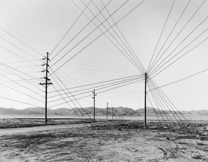 Krebs y Onorato mezclan clichés, estereotipos y tópicos sobre las carreteras para dar lugar a imágenes enigmáticas, sorprendentes y geométricas. Los cables se convierten en líneas perfectas trazadas desde el cielo.