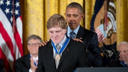 Robert Redford recibe de manos del presidente Barack Obama la Medalla Presidencial de la Libertad en la Sala Este de la Casa Blanca, el 22 de noviembre de 2016.