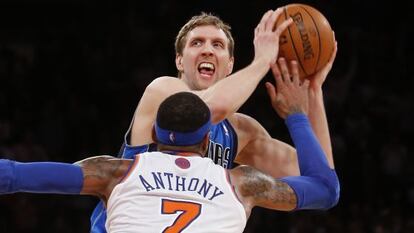 Nowitzki contra Carmelo Anthony.