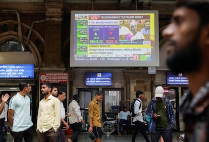 Transeúntes en una calle de Mumbai, India.