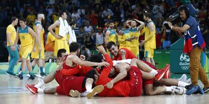La selección masculina de baloncesto celebra la medalla de bronce.
