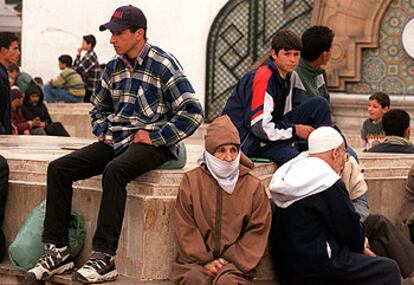 Jóvenes y ancianos, en una plaza de Tánger.