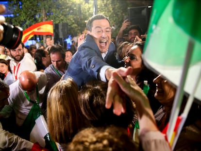 Juanma Moreno celebra con sus partidarios el mejor resultado de la historia del PP en Andalucía, este domingo en Sevilla.