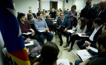 Mas, en el centro, con militantes de CDC de Sarri&agrave;-Sant Gervasi.