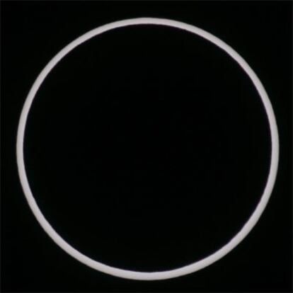 A las 10.58 se llegaba al máximo de la fase de anularidad y el eclipse alcanzaba su mayor esplendor. A esa hora el sol sólo era un mero anillo alrededor de la luna.