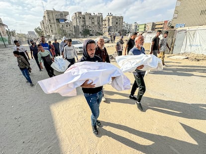 Traslado de tres víctimas de uno de lo bombardeos de Israel en Jan Yunis este martes.