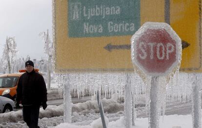 Señales de tráficos cubiertas de hielo en Postojna (Eslovenia).