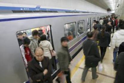 Viajeros en una estación del metro de Pekín. EFE/Archivo