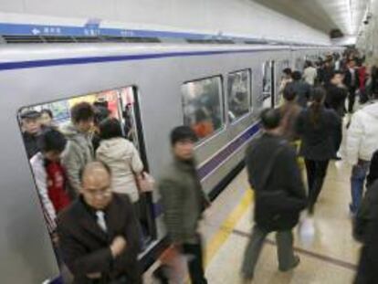Viajeros en una estación del metro de Pekín. EFE/Archivo
