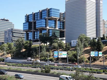 El edificio "Los Cubos" visto desde la M30, Madrid.