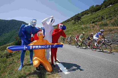 Cuatro aficionados al ciclismo animan al pelotón mientras ascienden el Tourmalet