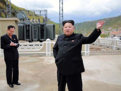 Imagen no verificada facilitada por la agencia norcoreana KCNA, que muestra a Kim Jong-un en las obra de una planta de energía eléctrica.