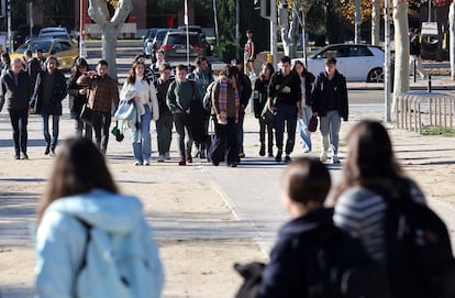 Jvenes en un campus universitario en Madrid.