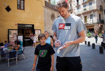 Firmando un autógrafo a un niño en una calle de Barcelona.