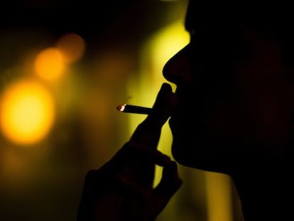 Una mujer fuma un porro de marihuana, en una imagen de archivo. 