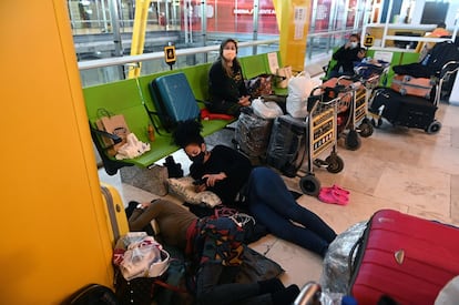 Varios pasajeros paraguayos descansan este lunes junto a su equipaje en la Terminal 4 de del aeropuerto Adolfo Suárez Madrid-Barajas, donde permanecen desde el pasado viernes. El ministro de Transportes, José Luis Ábalos, ha asegurado este lunes que antes de plantearse una posible declaración de Madrid como zona especialmente afectada por el temporal se deberán evaluar los daños producidos, las causas y el alcance de los efectos del temporal Filomena. Ábalos ha apuntado que a las 7:00 de esta mañana el aeropuerto de Adolfo Suárez Madrid-Barajas ha registrado 14 salidas y 6 llegadas gracias a dos pistas libres en la T4 y la Satélite. 