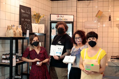 Los socios de ultraurbanos posan para una foto con sus productos.