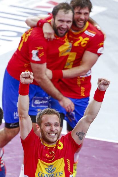 Jugadores españoles celebran el triunfo ante Dinamarca en el Mundial de balonmano. En primer plano, abajo, Victor Thomas.